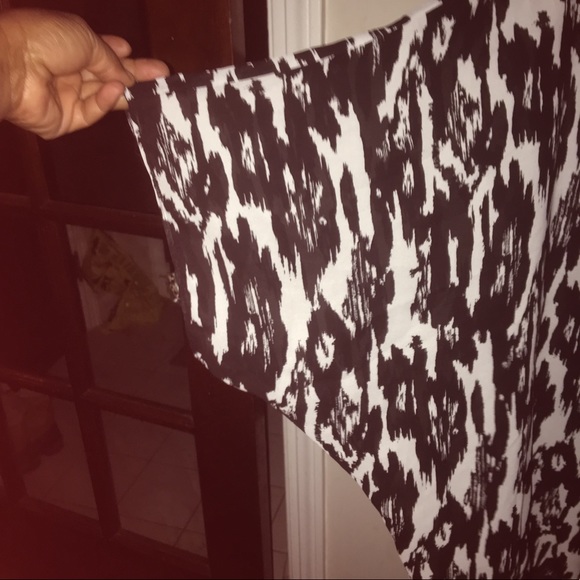 Black and white top 👗👖👚4 for $15 when bundled - Picture 4 of 6